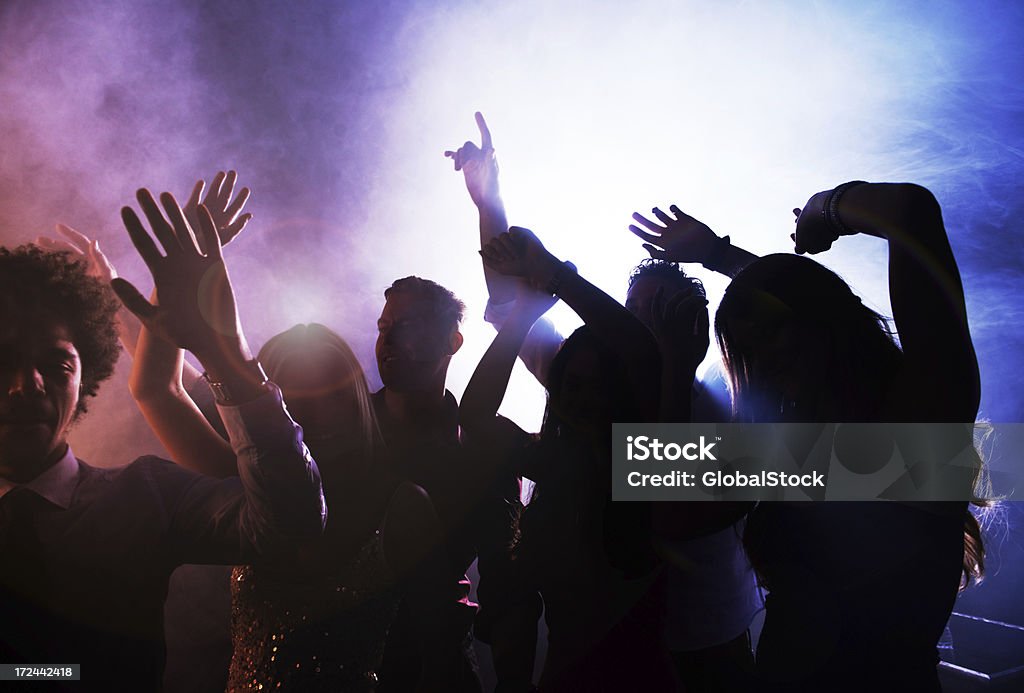 Mientras suelto en la pista de baile - Foto de stock de Bailar libre de derechos