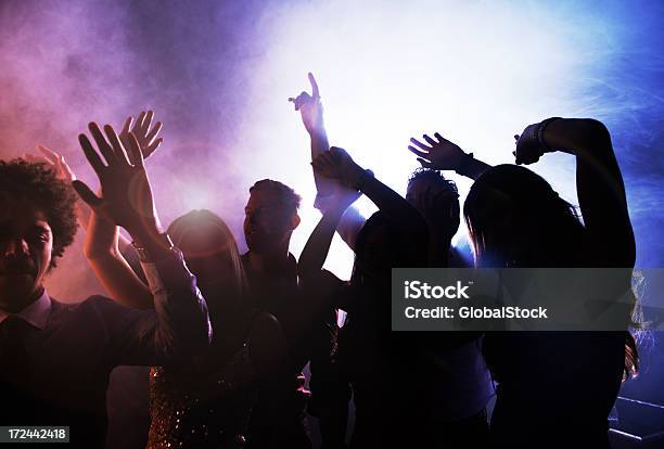 Mientras Suelto En La Pista De Baile Foto de stock y más banco de imágenes de Bailar - Bailar, Discoteca, 20 a 29 años