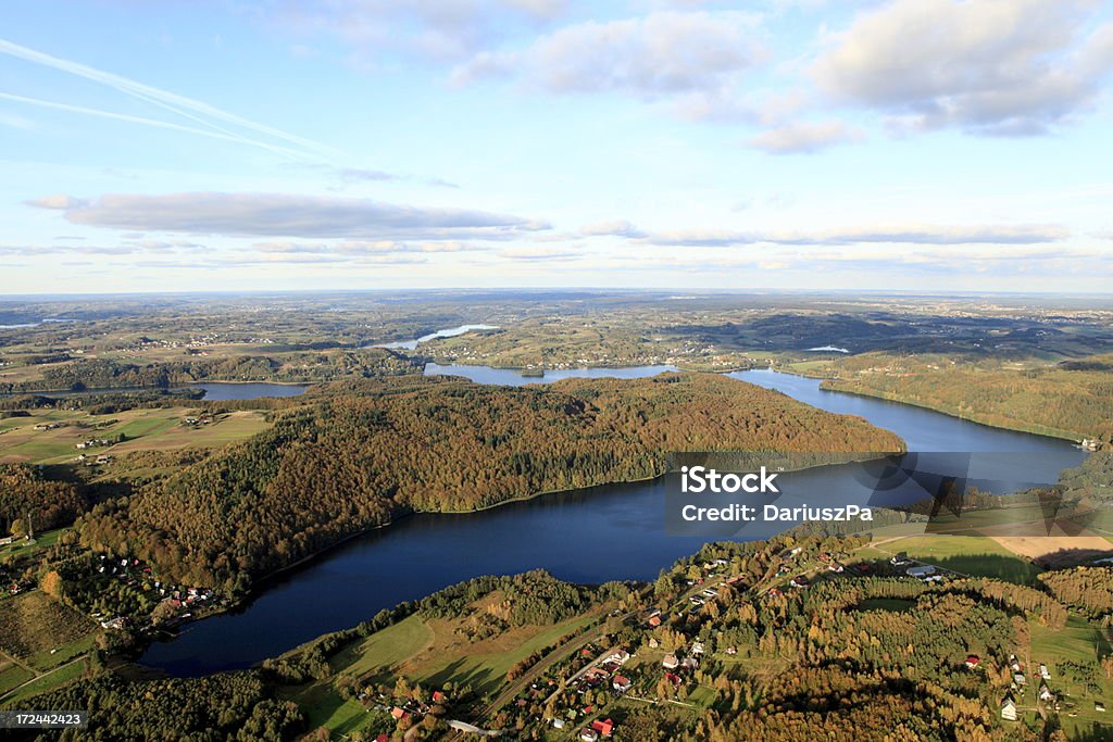 空から見た Ostrzyckie 湖の写真です。秋 - ポモルスキエ県のロイヤリティフリーストックフォト
