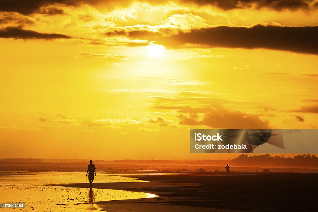 Ходить на пляже на закате, Бали, Индонезия - Стоковые фото Азия роялти-фри