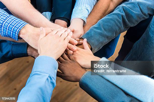 Negocios Equipo De Unión De Manos Foto de stock y más banco de imágenes de Africano-americano - Africano-americano, Afrodescendiente, Agarrados de la mano