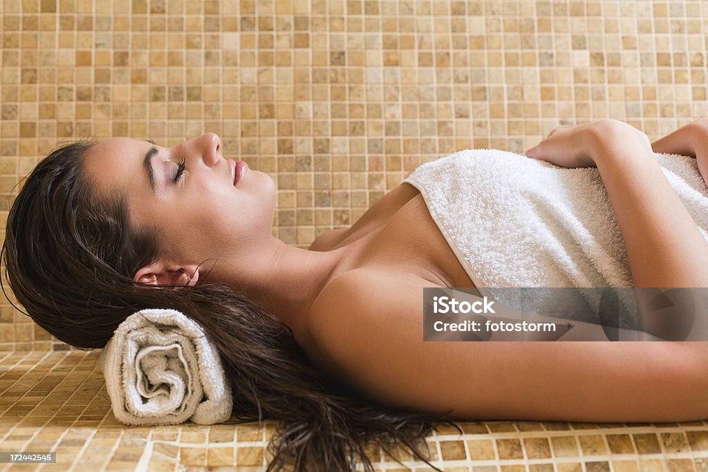 Femme se détendre dans le sauna - Photo de Carrelage libre de droits