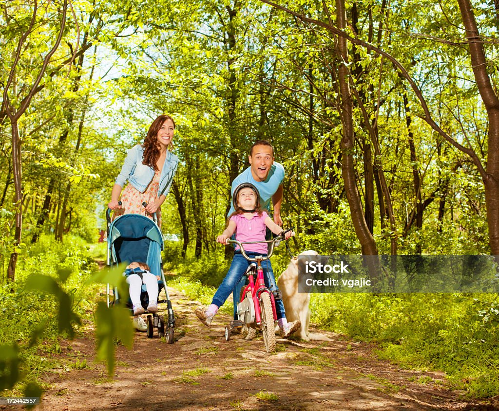 Famiglia con due bambini all'aperto. - Foto stock royalty-free di Adulto