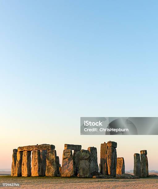 Photo libre de droit de Stonehenge Salisbury Dans Le Wiltshire banque d'images et plus d'images libres de droit de Stonehenge - Stonehenge, Aube, Lever du soleil