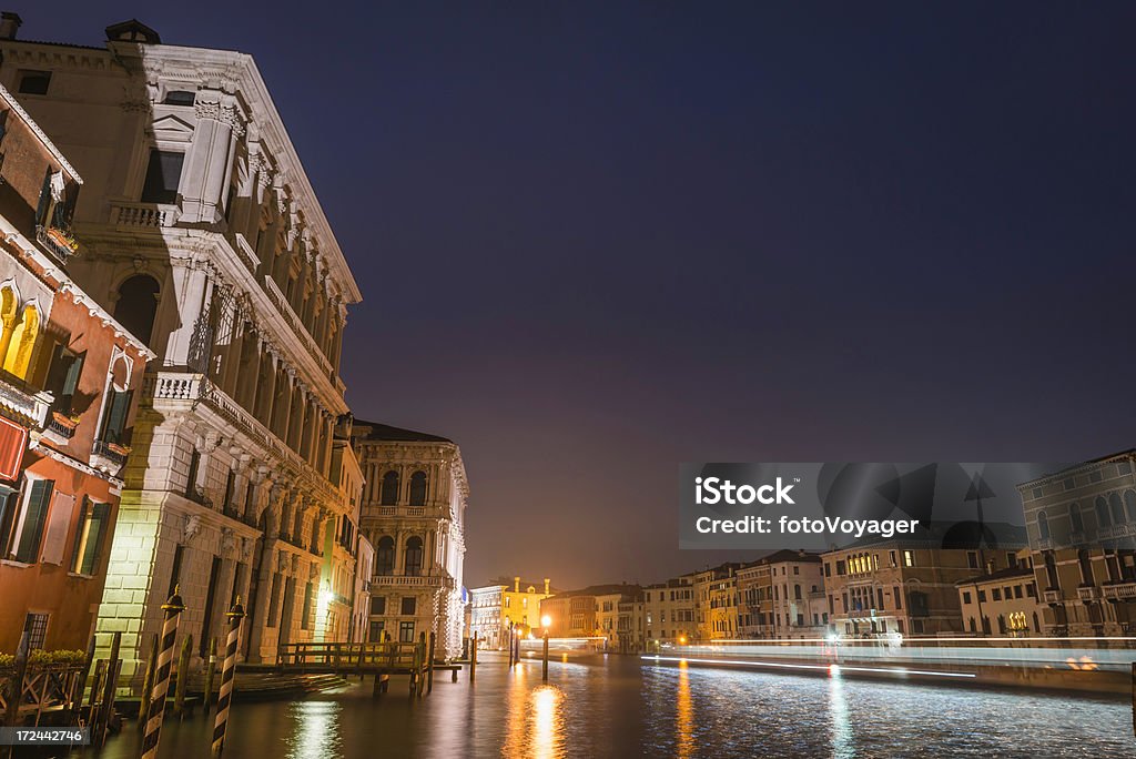 Venedig-Canal Grande-Italien Palazzo beleuchtet bei Dämmerung - Lizenzfrei Abenddämmerung Stock-Foto