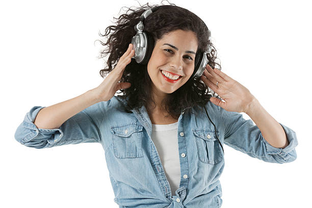 mujer escucha auriculares - fully unbuttoned audio fotografías e imágenes de stock