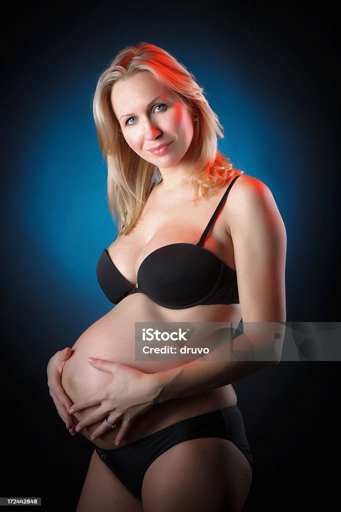 妊娠中の女性彼女の腹を - 1人のロイヤリティフリーストックフォト