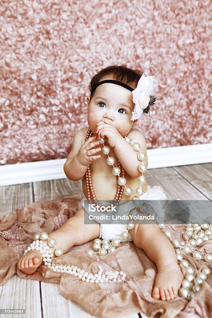 Bébé fille avec perles - Photo de 6-11 mois libre de droits