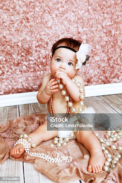 Foto de Bebê Garota Com Pérolas e mais fotos de stock de 6-11 meses - 6-11 meses, Bebê, Bebês Meninas