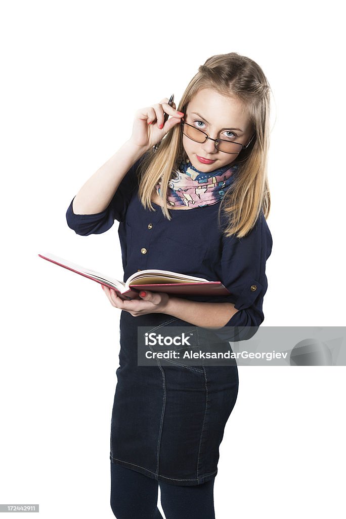 Jolie fille Blonde avec des lunettes écrit sur ordinateur portable - Photo de Affaires libre de droits