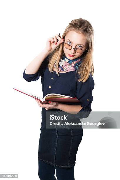 Photo libre de droit de Jolie Fille Blonde Avec Des Lunettes Écrit Sur Ordinateur Portable banque d'images et plus d'images libres de droit de Affaires