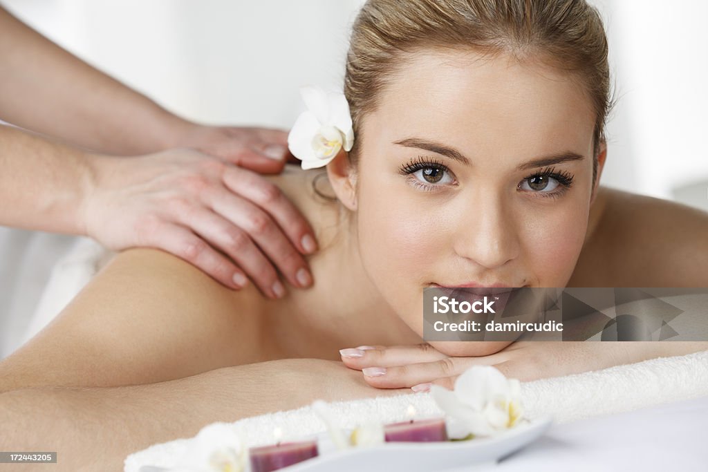 Junge und schöne Frau, die mit auf dem Rücken massage - Lizenzfrei 20-24 Jahre Stock-Foto