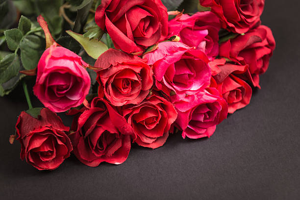 red rose bouquet di fiori sul scuro - dozen roses immagine foto e immagini stock