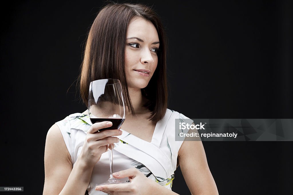 Jovem e Bela mulher segurando um copo de vinho tinto - Foto de stock de 25-30 Anos royalty-free