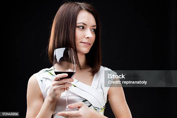 Foto de Jovem E Bela Mulher Segurando Um Copo De Vinho Tinto e mais fotos de stock de 25-30 Anos