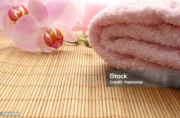 Handtuch Mit Orchidee Stockfoto und mehr Bilder von Bambus - Material - Bambus - Material, Beige, Blume