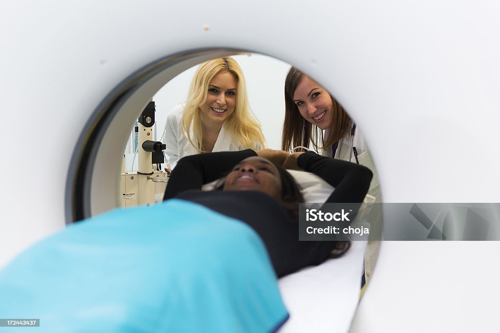 ブラックの若い女性を待っている CAT スキャンにコントラスト - CTのロイヤリティフリーストックフォト