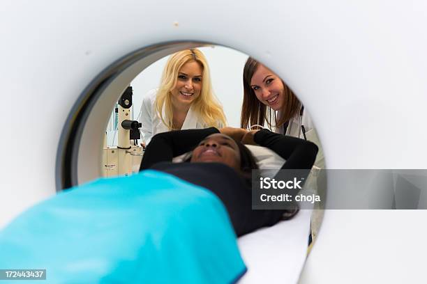 ブラックの若い女性を待っている Cat スキャンにコントラスト - CTのストックフォトや画像を多数ご用意 - CT, CTスキャナー, MRI検査