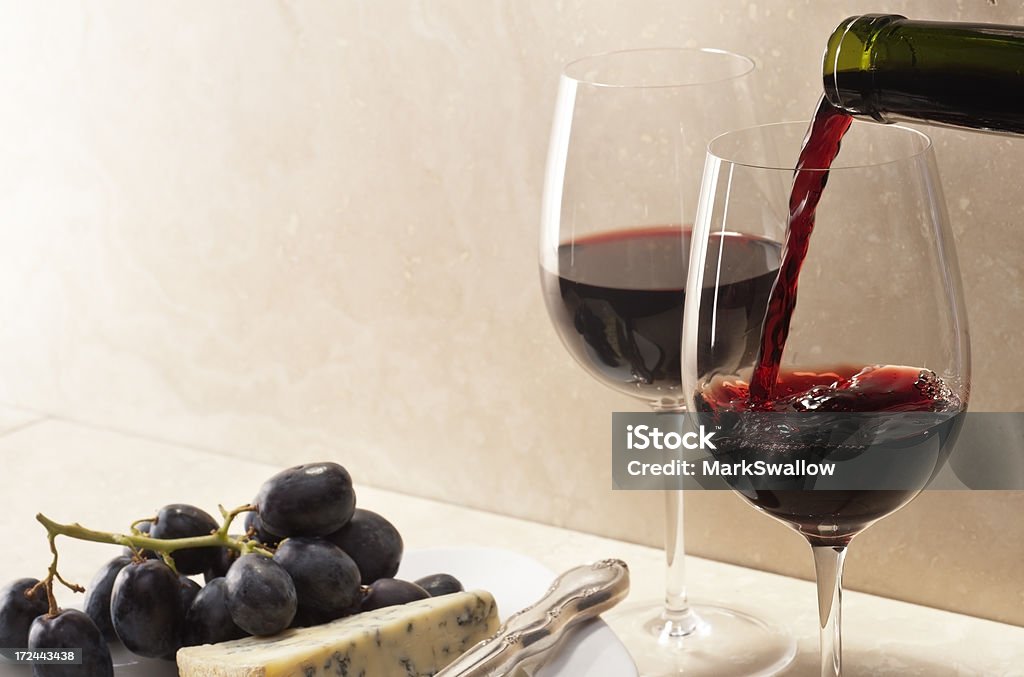 Versare vino - Foto stock royalty-free di Marmo - Roccia