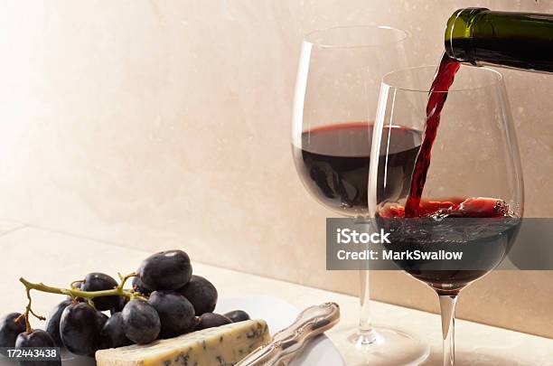 Versare Vino - Fotografie stock e altre immagini di Marmo - Roccia - Marmo - Roccia, Vino, Vino rosso