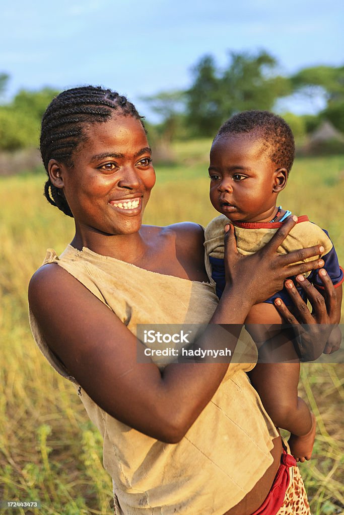 Femme de Samai tribe tenant son bébé, Éthiopie, Afrique - Photo de Éthiopie libre de droits