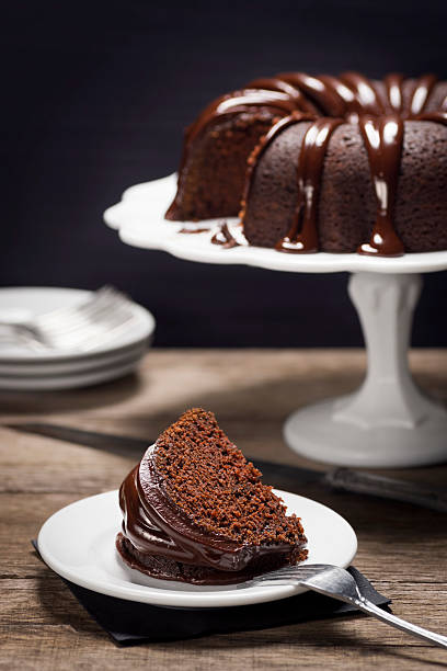 slice (ganache chocolate 덮힘 번트 케이크 - chocolate cake dessert bundt cake 뉴스 사진 이미지