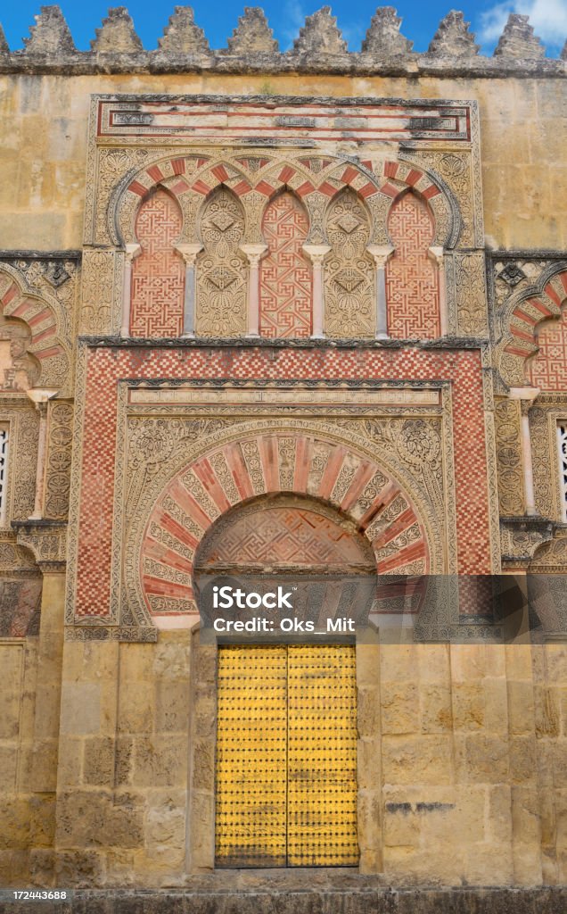 Entrée sur le côté de la grande mosquée-cathédrale - Photo de Antique libre de droits