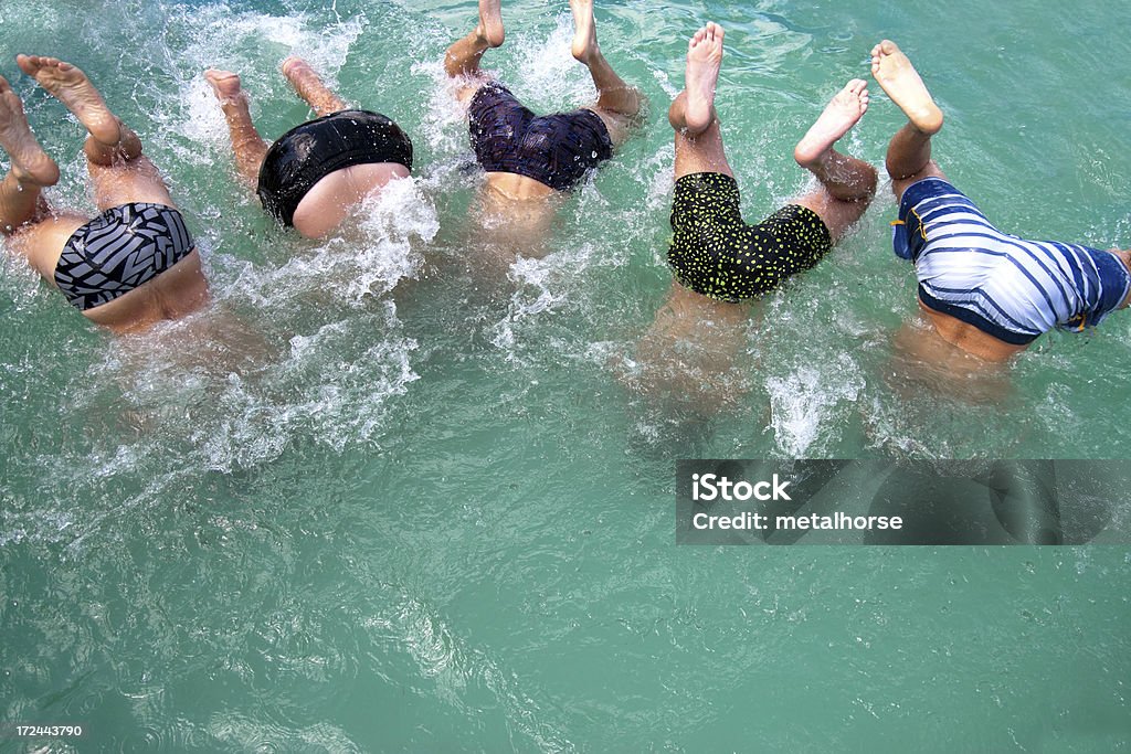 Молодой человек на воде - Стоковые фото Вода роялти-фри