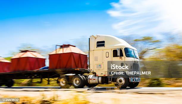 Semicamión Foto de stock y más banco de imágenes de Aire libre - Aire libre, Autopista, Autopista interestatal