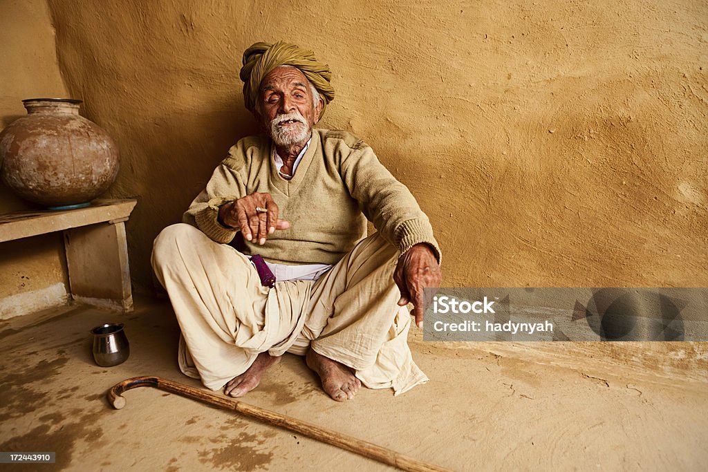 Indian hombre viejo fumar cigarrillo - Foto de stock de Adulto libre de derechos