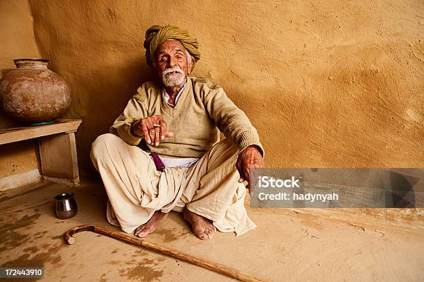 インドの老人男性喫煙タバコ - 1人のストックフォトや画像を多数ご用意 - 1人, しゃがむ, アジアおよびインド民族