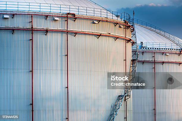 Tanques De Armazenamento De Petróleo - Fotografias de stock e mais imagens de Abastecer - Abastecer, Ao Ar Livre, Aço