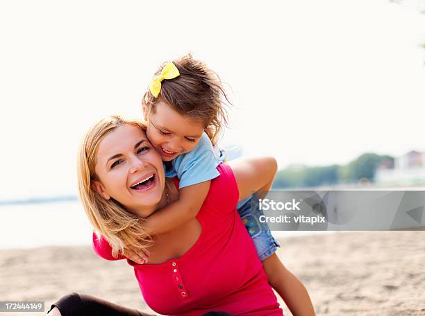 Mutter Und Tochter Haben Spaß Am Strand Stockfoto und mehr Bilder von Alleinerzieherin - Alleinerzieherin, Attraktive Frau, Blau