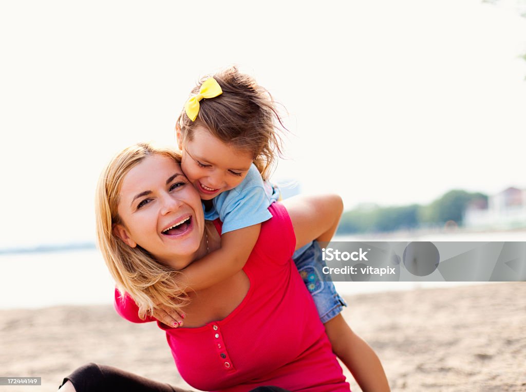 Mãe e filha se divertindo na praia - Foto de stock de 30 Anos royalty-free