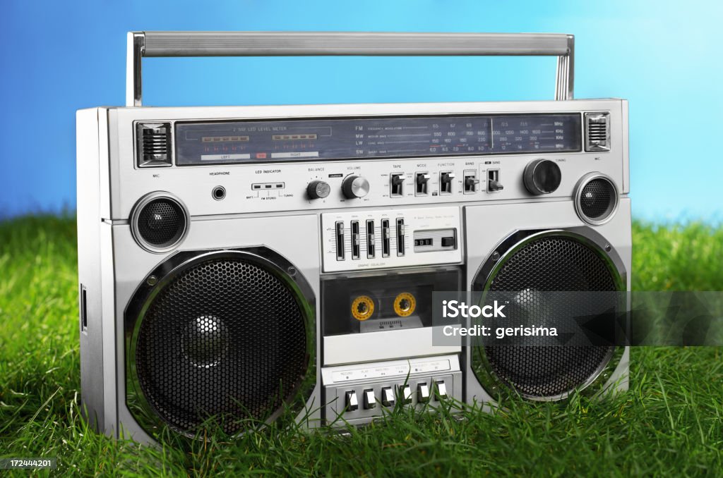 Década de 1980 Silver rádio Ghetto Blaster na relva verde - Royalty-free Estéreos portáteis Foto de stock