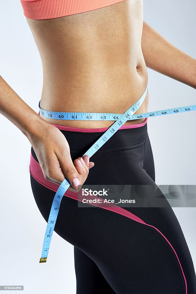 Medir su waistline - Foto de stock de 20 a 29 años libre de derechos