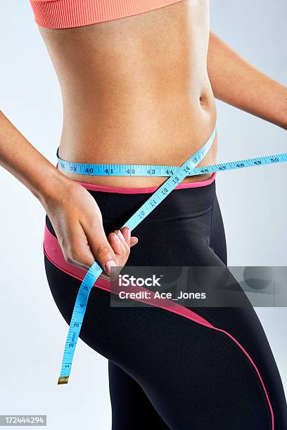 Medir Su Waistline Foto de stock y más banco de imágenes de 20 a 29 años - 20 a 29 años, Abdomen, Abdomen humano