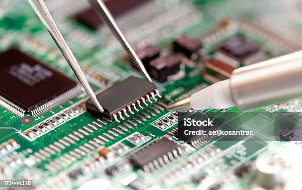 Weichlöten A Circuit Board Stockfoto und mehr Bilder von Schaltkreis - Schaltkreis, Verlötet, Lötkolben