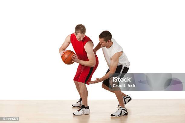 Básquetbol Jugadores En Acción Foto de stock y más banco de imágenes de 20 a 29 años - 20 a 29 años, Actividad, Actividades recreativas