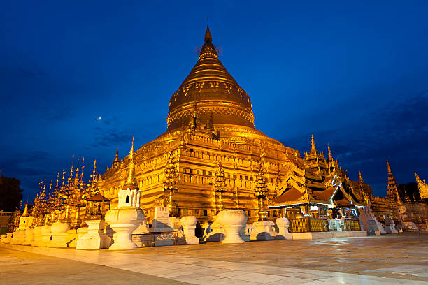 shwezigon храм в сумерки - shwezigon paya стоковые фото и изображения