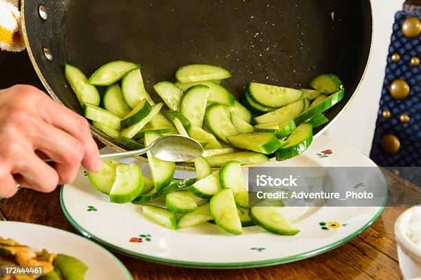 Chefkoch Plattierung Gemüse Stockfoto und mehr Bilder von Angebraten - Angebraten, Kochgeschirr, Zucchini