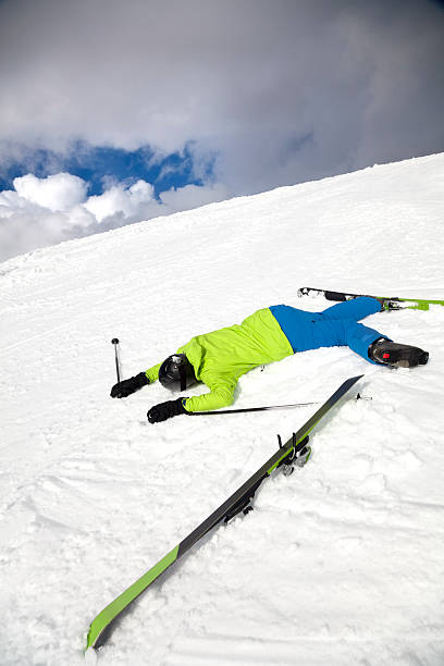 accidente de esquí - ski insurance fotografías e imágenes de stock