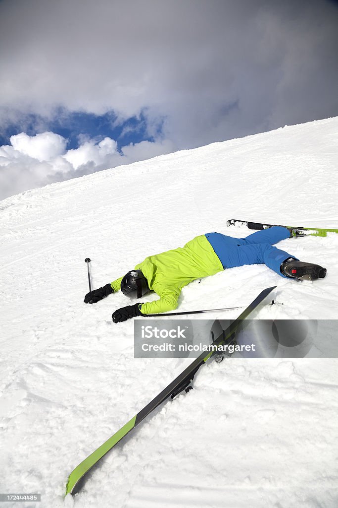 Acidente de esqui - Foto de stock de Esqui - Esqui e snowboard royalty-free