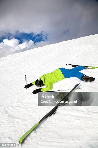 Foto de Acidente De Esqui e mais fotos de stock de Esqui - Esqui e snowboard - Esqui - Esqui e snowboard, Acidente, Esqui - Equipamento esportivo