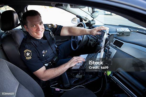 Photo libre de droit de Officier De Police De Détente En Croisière banque d'images et plus d'images libres de droit de Police - Police, Voiture, Voiture de police