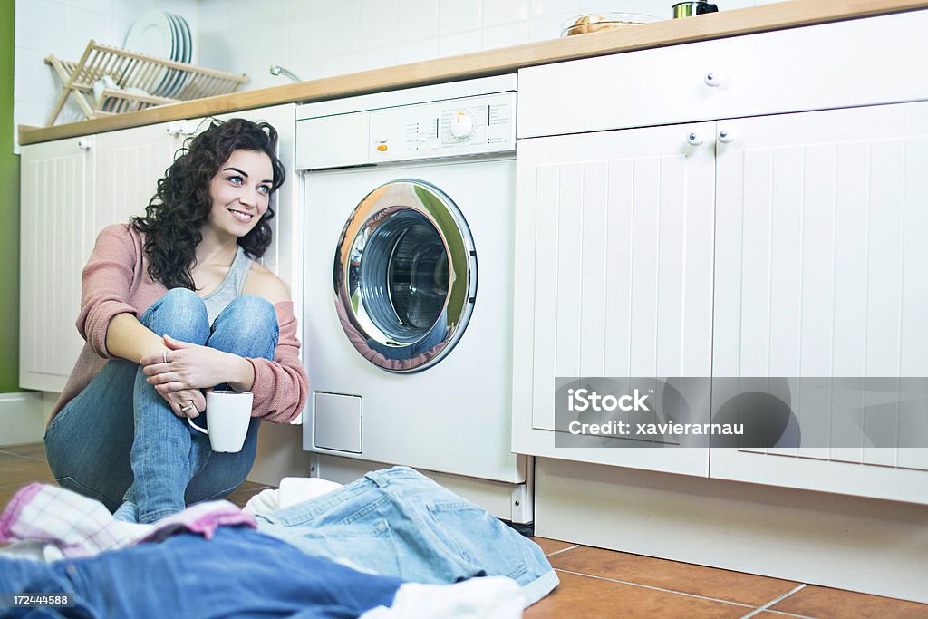 대기 싣다 더 드럼세탁기 의류에 - 로열티 프리 세탁기 스톡 사진
