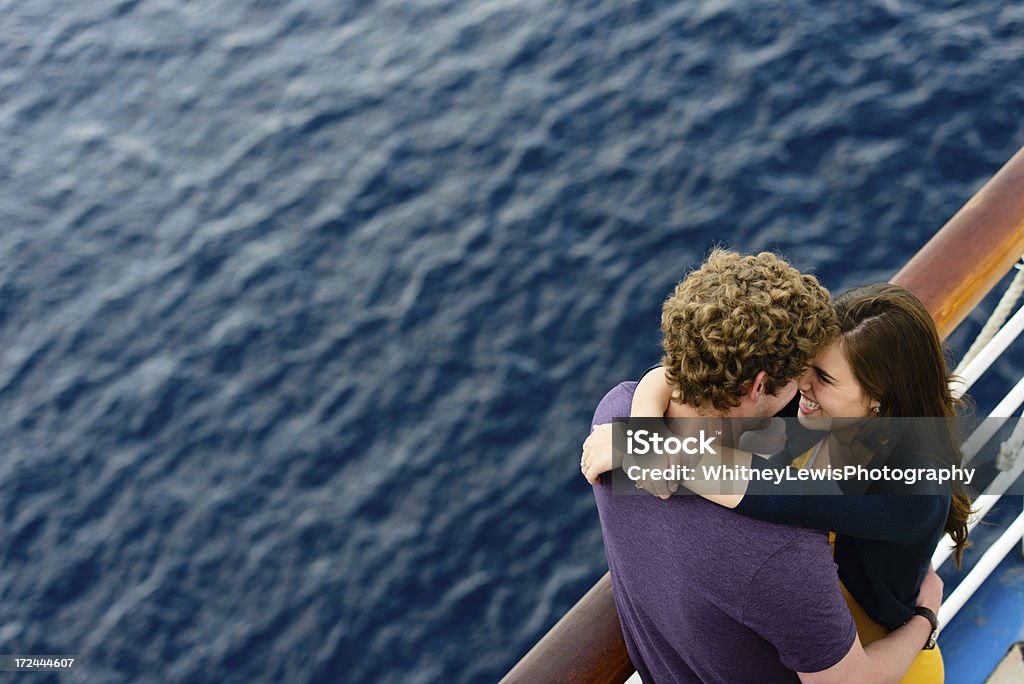 Joven pareja feliz en un crucero - Foto de stock de Crucero - Vacaciones libre de derechos