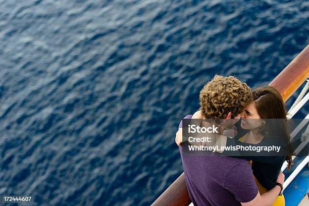 Joven Pareja Feliz En Un Crucero Foto de stock y más banco de imágenes de Crucero - Vacaciones - Crucero - Vacaciones, Crucero - Barco de pasajeros, Parejas