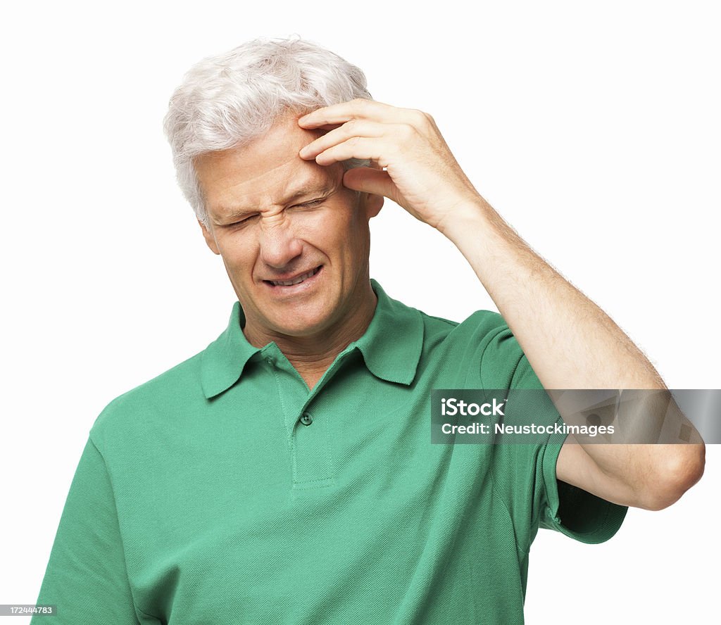 Старший мужчина страдает от с тяжелая головная боль-уединенный - Стоковые фото Висок роялти-фри