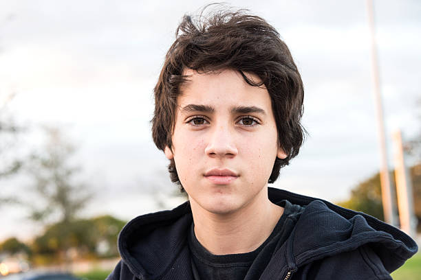 pensive teenager - alleen één tienerjongen stockfoto's en -beelden